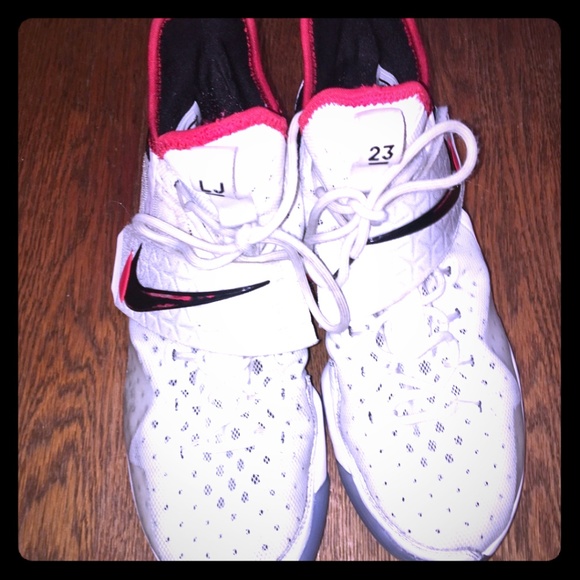 COPY - LeBron James 14s size 12 - Picture 2 of 5